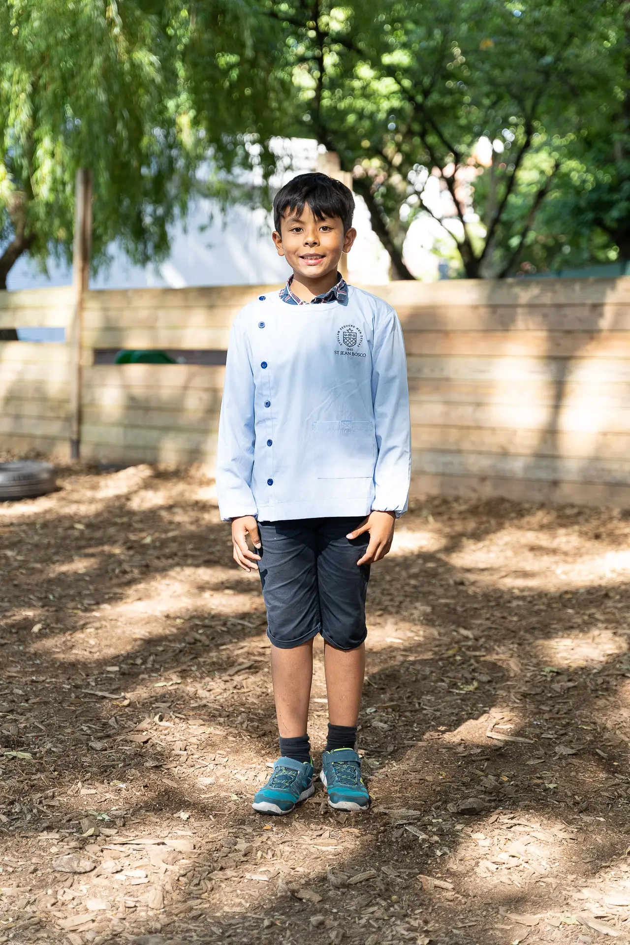 Garçon en tablier d'école bleu ciel