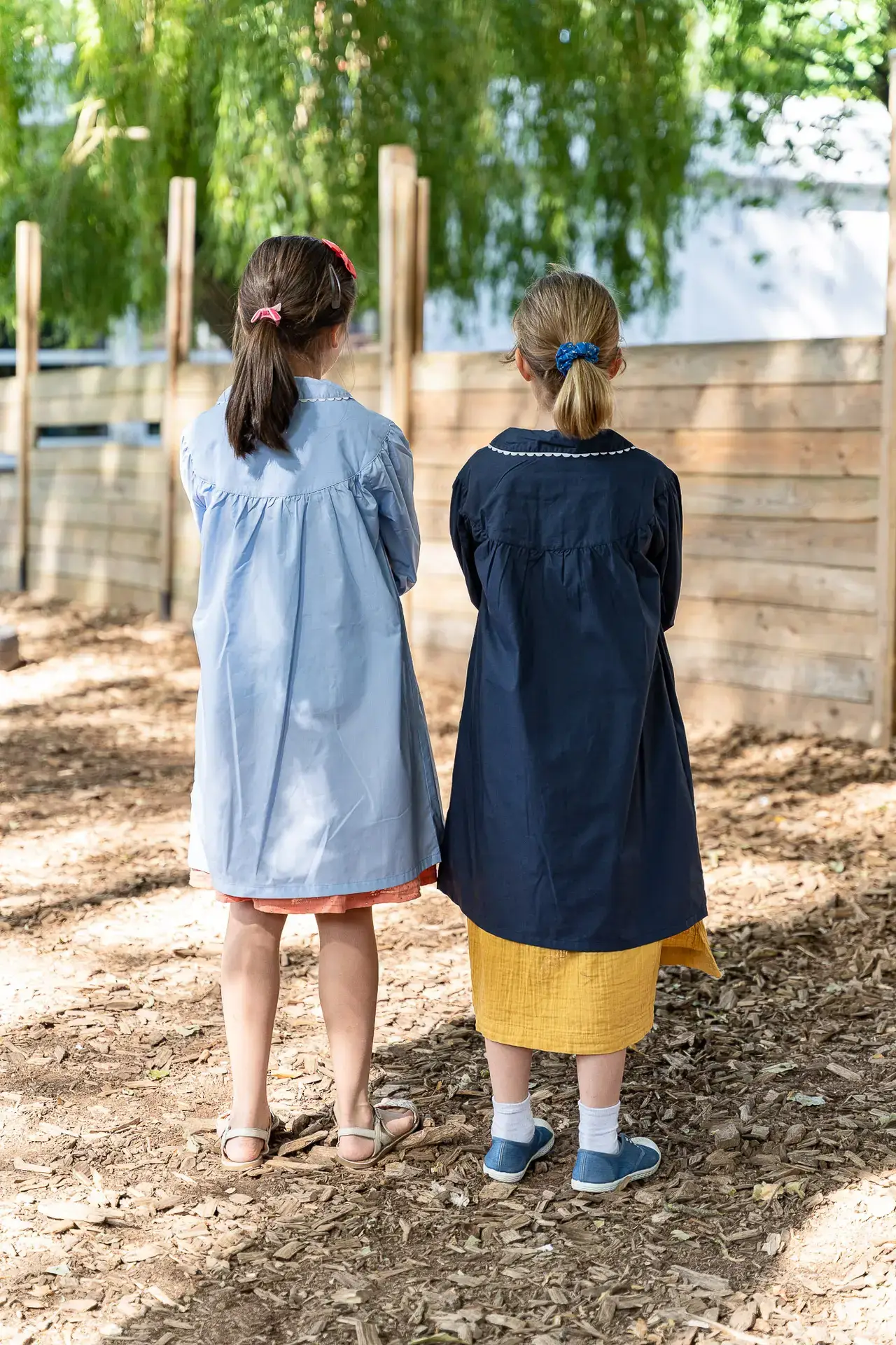 Tablier Alix bleu ciel et bleu marine de dos