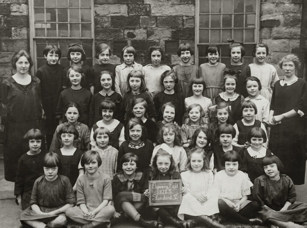 Classe de 1925 de filles en France en uniforme scolaire